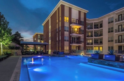 Oak Lawn Apartment | 🌟Downtown Apt near AAC- Resort-Style Pool- Rooftop Deck- Katy Trail Access🌟