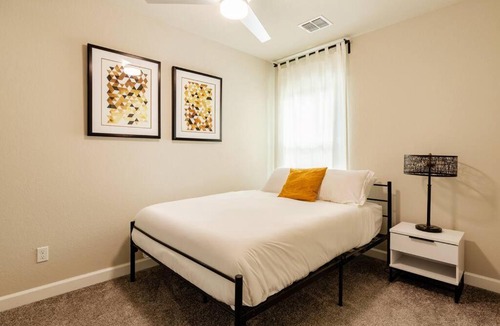 Near East Side House | Downtown Area Modern Cozy House with King Bed
