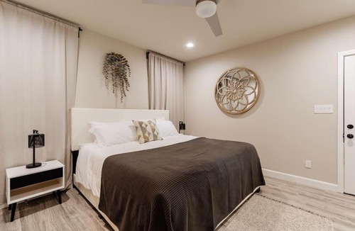 Near East Side House | Downtown Area Modern Cozy House with King Bed