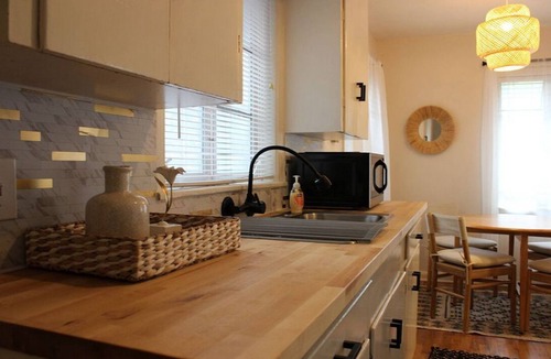 Westfield House | Downtown ATX! Deep Eddy Bungalow Beach and near UT