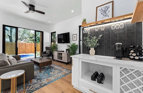 Govalle House | Downtown ATX - Unit A | Modern Home | Pool
