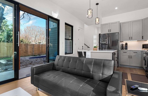 Govalle House | Downtown ATX - Unit B | Retreat | Pool