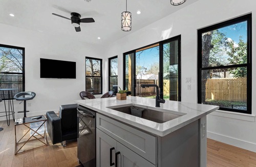 Govalle House | Downtown ATX - Unit B | Retreat | Pool