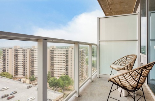 Rainey Street Historic District Condo | Downtown Austin Condo | 1BR + Sleep Sofa | Natiivo