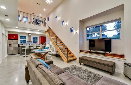 Holly House | Downtown Austin Luxury House with Hot Tub + Golf Green + Fire Pit +Patio Misters