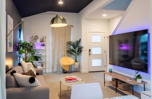 Govalle House | Downtown Austin Oasis w Pool & Hot Tub - Sleeps 18