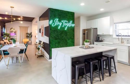 Govalle House | Downtown Austin Oasis w Pool & Hot Tub - Sleeps 18