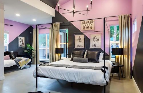 Govalle House | Downtown Austin Oasis w Pool & Hot Tub - Sleeps 18