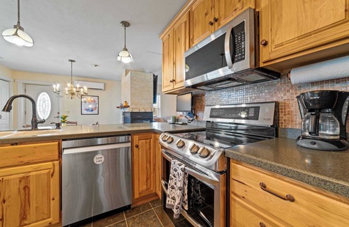 Bellaire Apartment | Downtown Bellaire Riverfront Loft w Deck