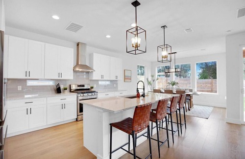 MLK House | Downtown Bliss: Modern 4-Bedroom Retreat w/Hot Tub