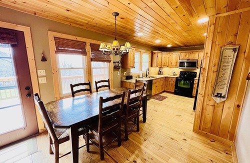 Lenoir Cabin | DOWNTOWN BLOWING ROCK(1.5mi) Three Bears Hot tub