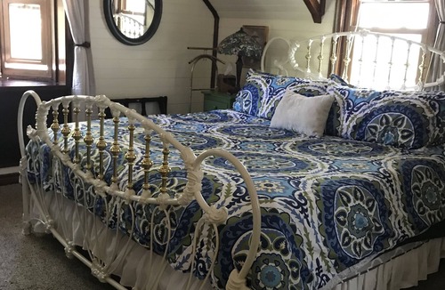 Glenwood Springs Bed & Breakfast | Downtown BnB King Bed Clawfoot Tub & Hot Tub