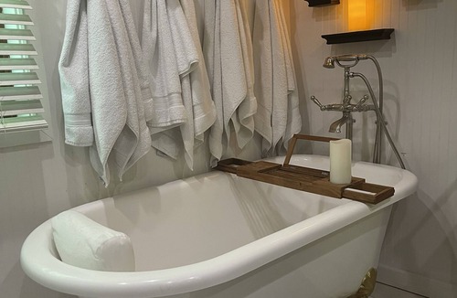 Glenwood Springs Bed & Breakfast | Downtown BnB King Bed Clawfoot Tub & Hot Tub
