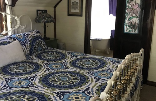 Glenwood Springs Bed & Breakfast | Downtown BnB King Bed Clawfoot Tub & Hot Tub