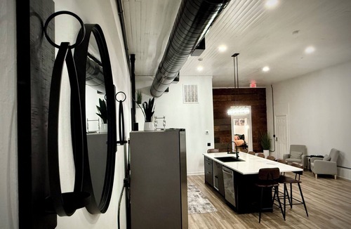 Jacksboro Apartment | “Downtown Boro Loft” Charming 1600 sq foot open concept Downtown Jacksboro