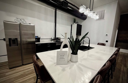 Jacksboro Apartment | “Downtown Boro Loft” Charming 1600 sq foot open concept Downtown Jacksboro