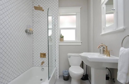 Humboldt House | Downtown Bungalow Getaway, Ideal for Long Stays!