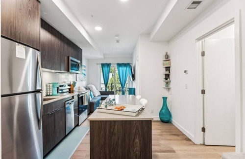 Bridgeland Apartment | Downtown Calgary Oasis