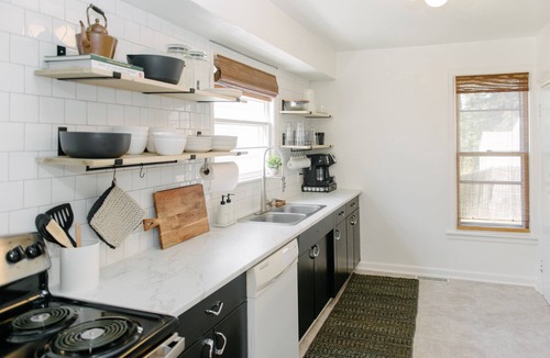 Ames House | Downtown & Campus Wifi with Netflix 2Br 1Ba