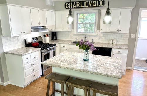 Charlevoix House | DOWNTOWN Charlevoix! July 26,Aug 8, 9-16 OPEN!-FANTASTIC location & ratings!