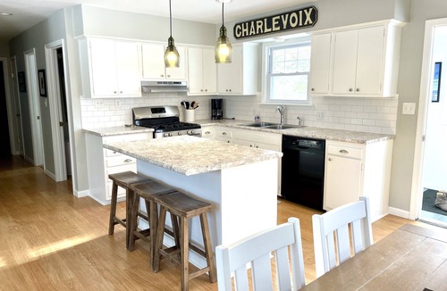 Charlevoix House | DOWNTOWN Charlevoix! July 26,Aug 8, 9-16 OPEN!-FANTASTIC location & ratings!