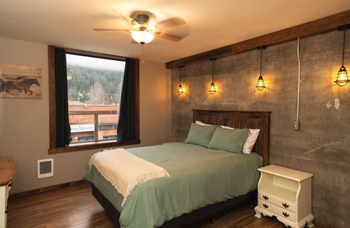 Ahsahka Apartment | Downtown Charm: Cozy Retreat