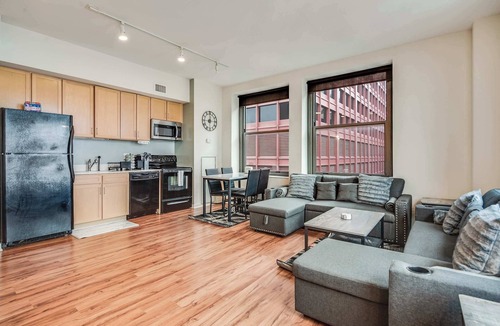 The Loop Apartment | Downtown Chicago Stay with Free In & Out Parking 3