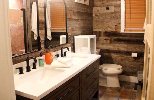 Bandera House | Downtown Classic Country Cottage