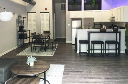Hough Apartment | Downtown Cleveland -Modern First Floor Unit