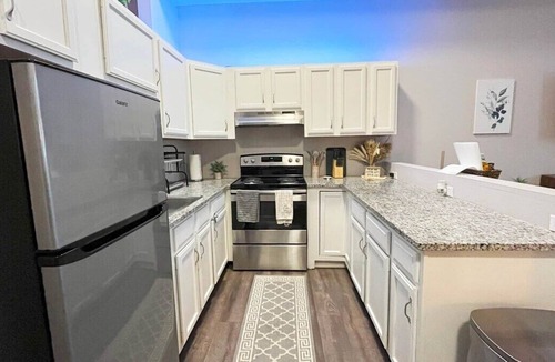 Hough Apartment | Downtown Cleveland -Modern First Floor Unit