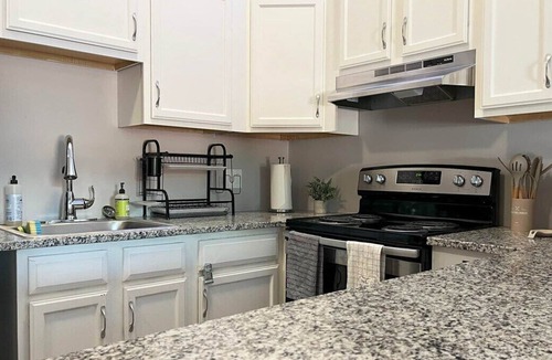 Hough Apartment | Downtown Cleveland -Modern First Floor Unit
