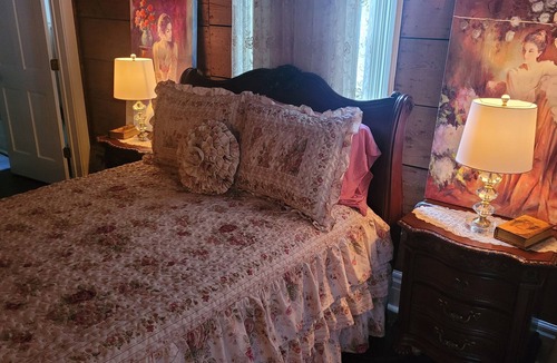 Livingston Cottage | Downtown close to all the cute shops and restaurants downtown has to offer