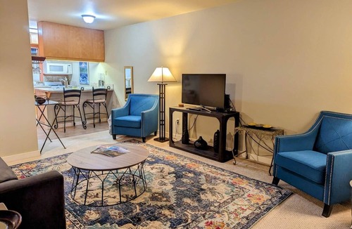 Hood River House | Downtown Condo. 2 sept living areas. Free parking