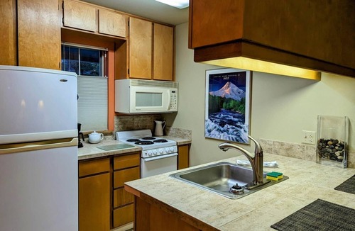 Hood River House | Downtown Condo. 2 sept living areas. Free parking