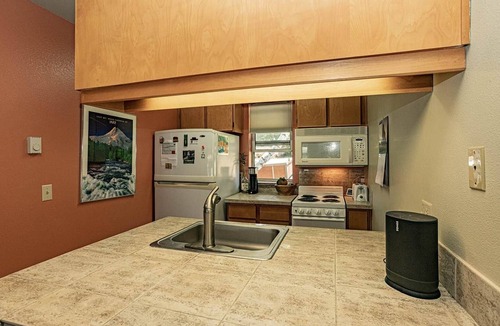 Hood River House | Downtown Condo. 2 sept living areas. Free parking