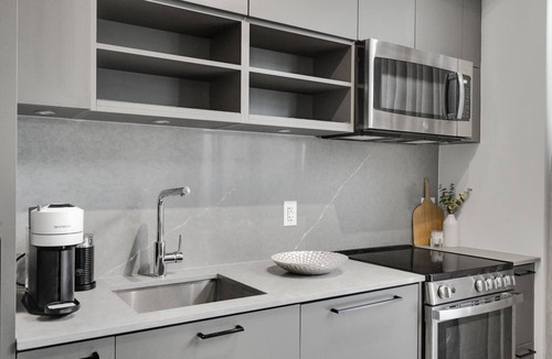 King West Village Condo | Downtown Condo! Walk to Lake, Exhibition, BMO, Budweiser & GO.