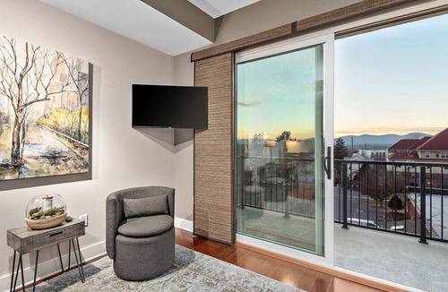 Asheville Condo | Downtown Condo with Stunning Mountain Views