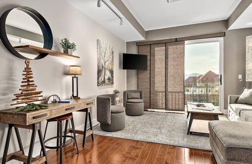 Asheville Condo | Downtown Condo with Stunning Mountain Views