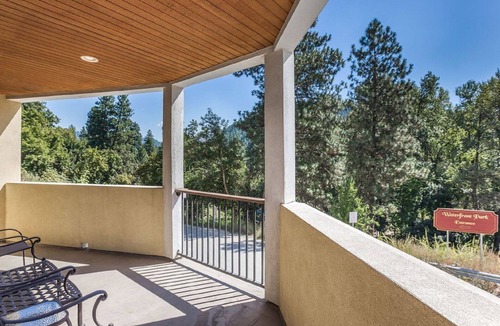 Leavenworth Condo | Downtown Corner Unit with Views