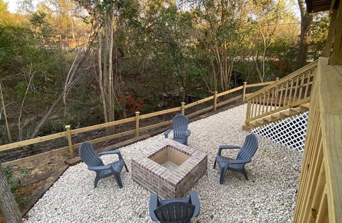 Brenham Cottage | Downtown Cottage by the Creek