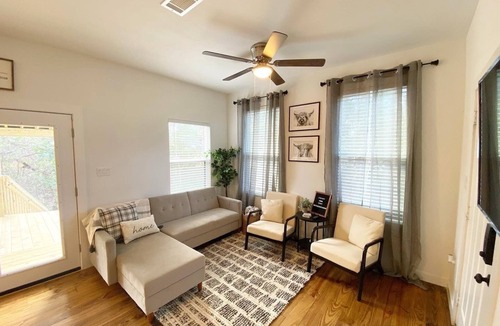 Brenham Cottage | Downtown Cottage by the Creek