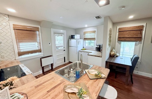 Historic Old Northeast Cottage | Downtown Cottage | Walk Everywhere, Park once