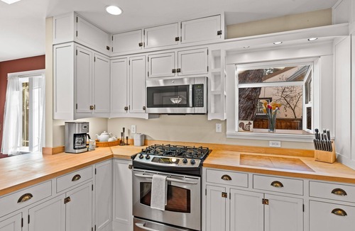 Bend House | Downtown Craftsman with Hot Tub