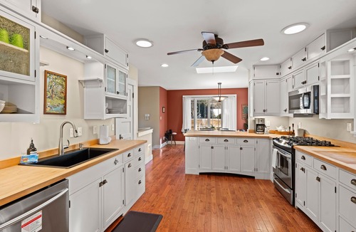 Bend House | Downtown Craftsman with Hot Tub