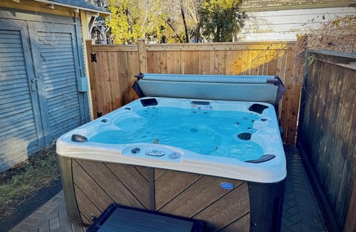 Bend House | Downtown Craftsman with Hot Tub