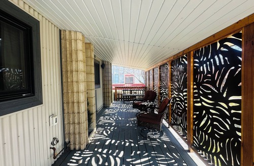 Lander House | Downtown Creek Retreat! Fully Furnished with Great Work Space too!