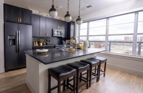 Deep Ellum Apartment | Downtown Dallas ELLUM OASIS with Balcony, Pool, Rooftop Deck, Gym, Queen Bed, King Sleeper Sofa, 2 Twin Sleeper Chairs, and Parking Garage