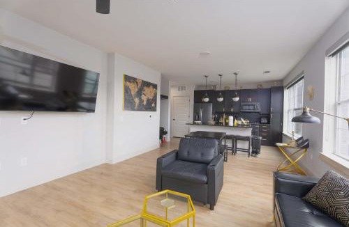 Deep Ellum Apartment | Downtown Dallas ELLUM OASIS with Balcony, Pool, Rooftop Deck, Gym, Queen Bed, King Sleeper Sofa, 2 Twin Sleeper Chairs, and Parking Garage
