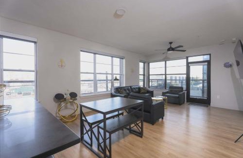 Deep Ellum Apartment | Downtown Dallas ELLUM OASIS with Balcony, Pool, Rooftop Deck, Gym, Queen Bed, King Sleeper Sofa, 2 Twin Sleeper Chairs, and Parking Garage