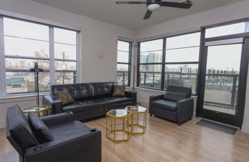 Deep Ellum Apartment | Downtown Dallas ELLUM OASIS with Balcony, Pool, Rooftop Deck, Gym, Queen Bed, King Sleeper Sofa, 2 Twin Sleeper Chairs, and Parking Garage